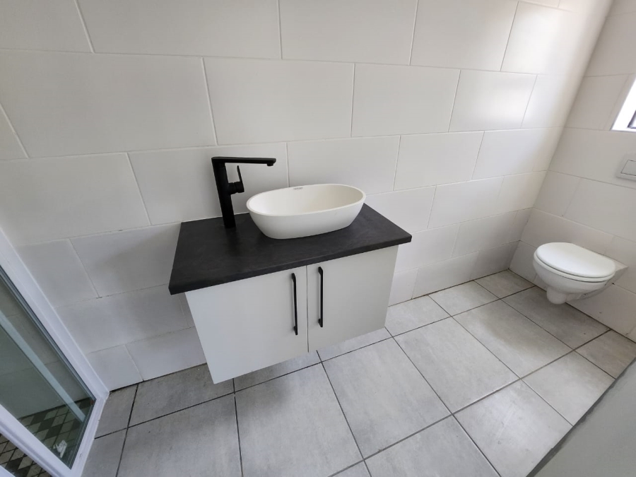 5 Bedroom Property for Sale in Wavecrest Eastern Cape